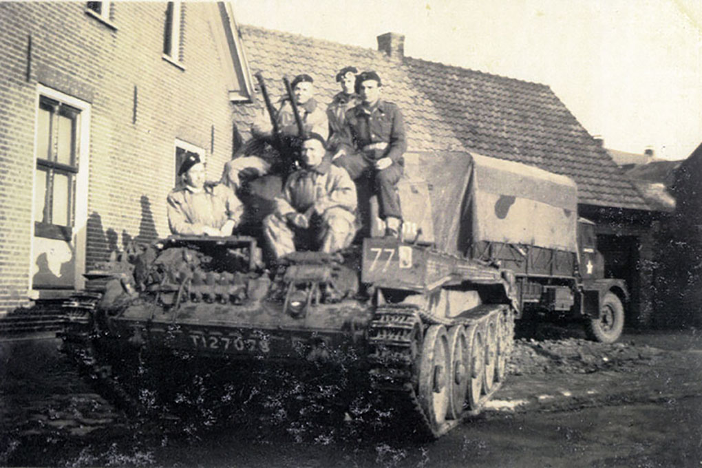 Poolse tank op de hoek Kerkstraat en Kloosterstraat, Bij van Engelen.